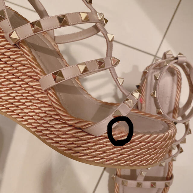 VALENTINO ロックスタッズ カーフスキン ストラップ ウェッジ VALENTINO ロックスタッズ カーフスキン ストラップ ウェッジ