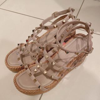 ヴァレンティノ(VALENTINO)のVALENTINO ロックスタッズ カーフスキン ストラップ ウェッジサンダル(サンダル)