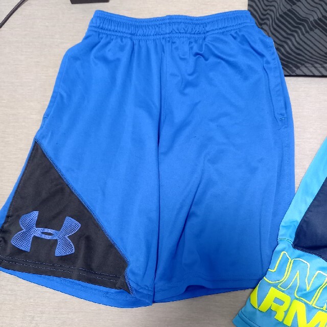 UNDER ARMOUR(アンダーアーマー)の海様専用！　　アンダーアーマー三点セット スポーツ/アウトドアのランニング(ウェア)の商品写真