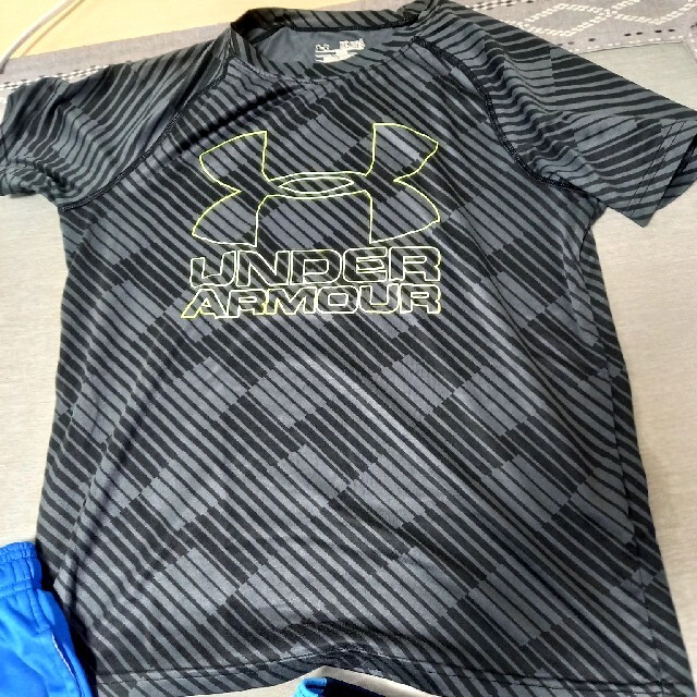 UNDER ARMOUR(アンダーアーマー)の海様専用！　　アンダーアーマー三点セット スポーツ/アウトドアのランニング(ウェア)の商品写真