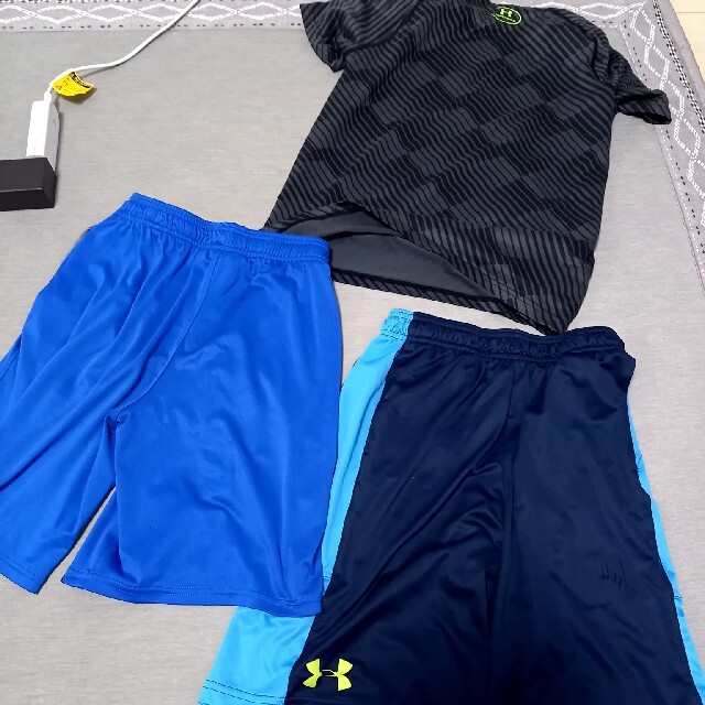 UNDER ARMOUR(アンダーアーマー)の海様専用！　　アンダーアーマー三点セット スポーツ/アウトドアのランニング(ウェア)の商品写真