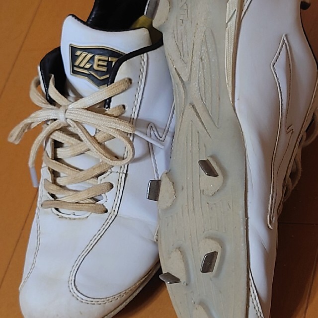 ZETT(ゼット)の野球スパイク白　ゼット23.5 スポーツ/アウトドアの野球(シューズ)の商品写真