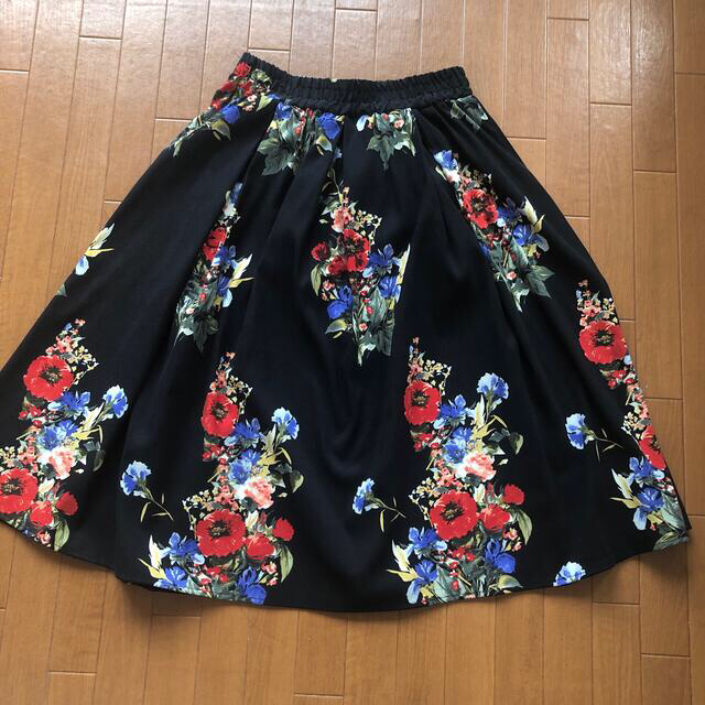 花柄フレアースカート　新品に近いMサイズ レディースのスカート(ひざ丈スカート)の商品写真