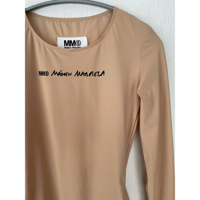 MM6(エムエムシックス)の【新品】MM6 MaisonMargiela  ロゴ入り ボディースーツ レディースのトップス(Tシャツ(長袖/七分))の商品写真