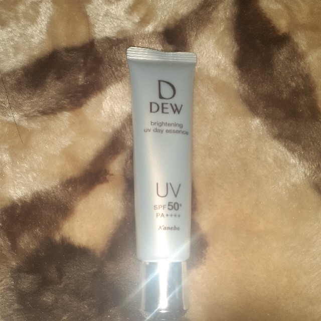 DEW(デュウ)のデュウブライトニングUVデイエッセンス コスメ/美容のスキンケア/基礎化粧品(美容液)の商品写真