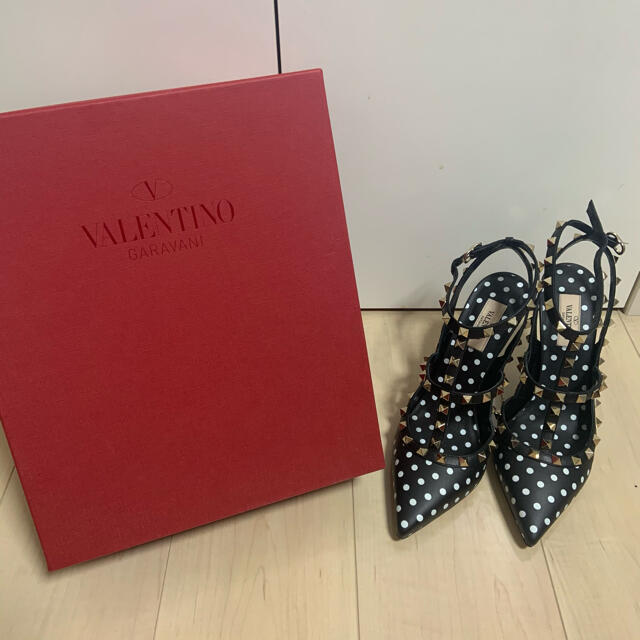 VALENTINO ロックスタッズアンクルストラップパンプス