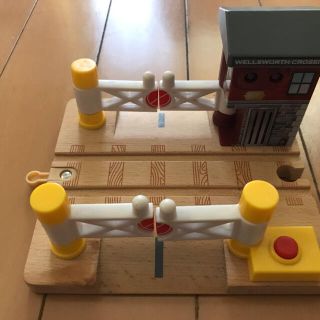 フィッシャープライス(Fisher-Price)の木製トーマス  デラックス踏み切り(電車のおもちゃ/車)