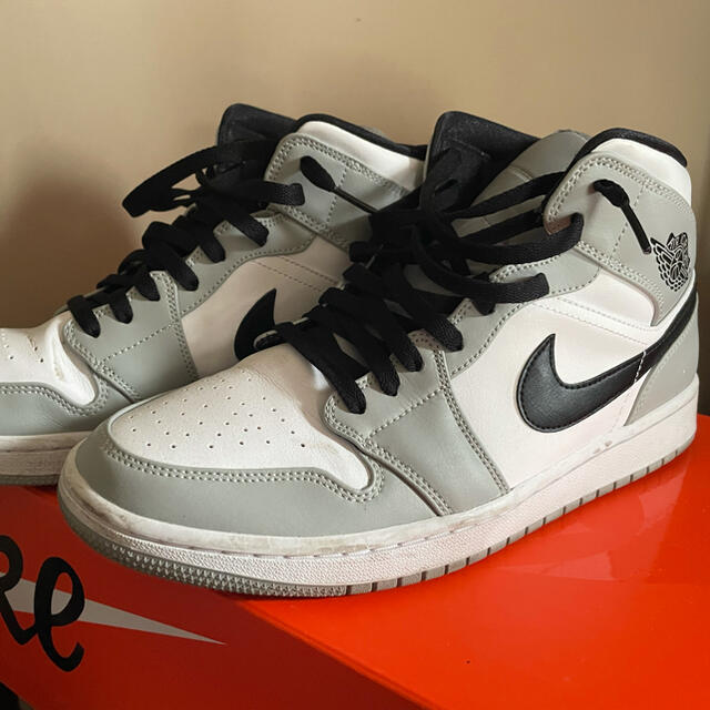 NIKE(ナイキ)のNIKE AIR JORDAN 1 MID LIGHT SMOKE GREY  メンズの靴/シューズ(スニーカー)の商品写真