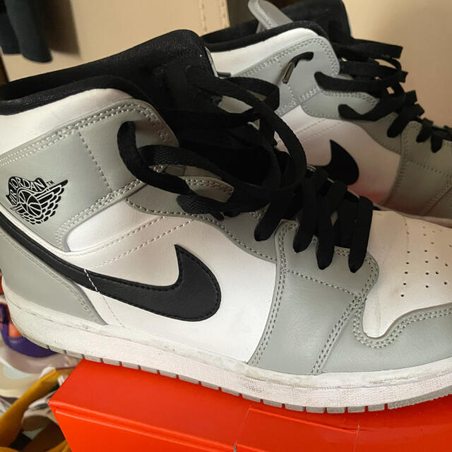 NIKE(ナイキ)のNIKE AIR JORDAN 1 MID LIGHT SMOKE GREY  メンズの靴/シューズ(スニーカー)の商品写真