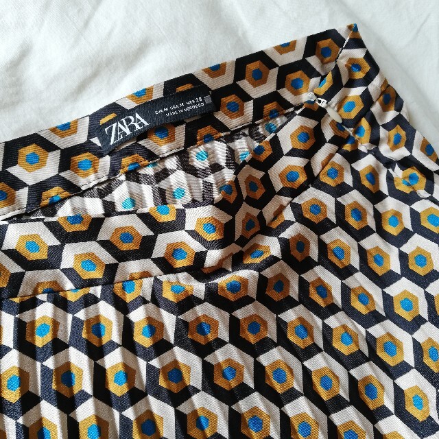 ZARA(ザラ)の幾何学模様がモードでかっこいいプリーツスカート/ロング レディースのスカート(ロングスカート)の商品写真