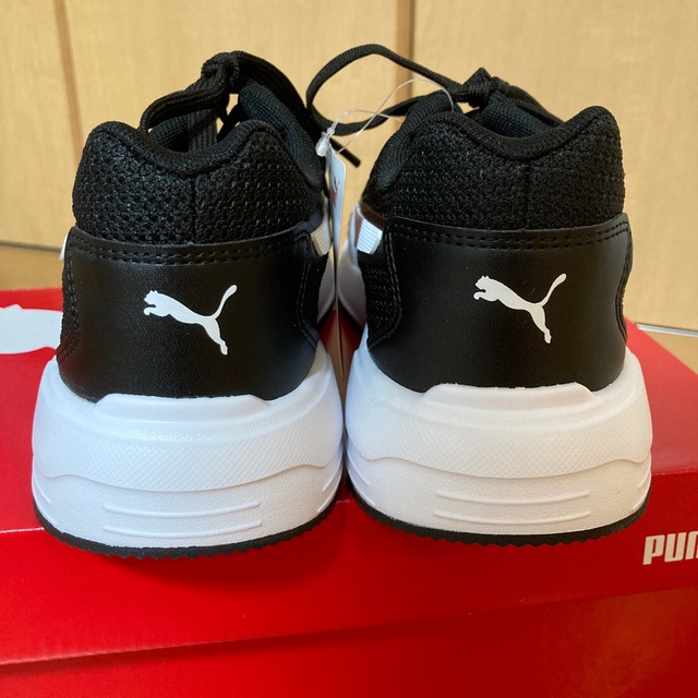 PUMA(プーマ)の新品未使用　プーマ　PUMA キッズ　スニーカー　シューズ キッズ/ベビー/マタニティのキッズ靴/シューズ(15cm~)(スニーカー)の商品写真