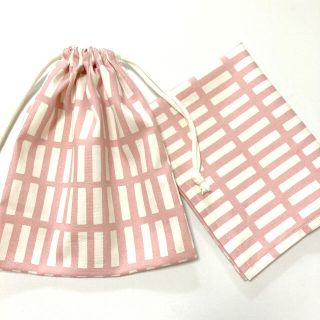 ★北欧調格子柄くすみピンク　ハンドメイド　給食セット　ナフキン&給食袋セット　(外出用品)