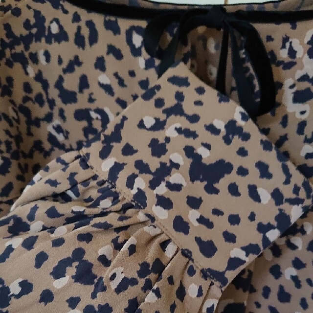 Hug O War(ハグオーワー)の新品、CLOTH & CROSS レオパードブラウス レディースのトップス(シャツ/ブラウス(長袖/七分))の商品写真