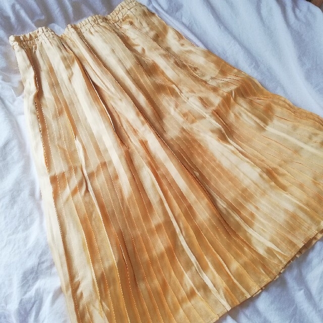 サテンイエローのロングプリーツスカート/ レディースのスカート(ロングスカート)の商品写真