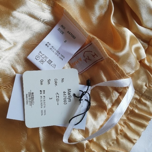 サテンイエローのロングプリーツスカート/ レディースのスカート(ロングスカート)の商品写真