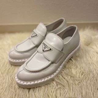 プラダ(PRADA)のプラダ　21SS ホワイトローファー　レザー　36(ローファー/革靴)