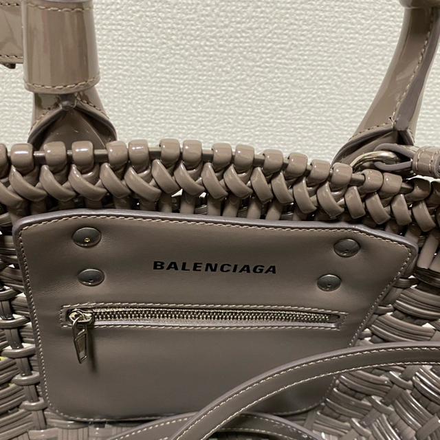 Balenciaga(バレンシアガ)のバレンシアガ  ビストロ  カゴバッグXS  日本限定色 新品 アッシュブラウン レディースのバッグ(ショルダーバッグ)の商品写真