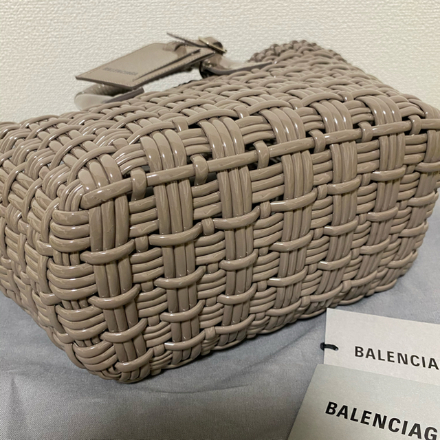 Balenciaga(バレンシアガ)のバレンシアガ  ビストロ  カゴバッグXS  日本限定色 新品 アッシュブラウン レディースのバッグ(ショルダーバッグ)の商品写真