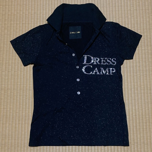 DRESSCAMP(ドレスキャンプ)のドレスキャンプ　オールスワロフスキーロゴラメ生地ポロシャツ　前後　サイズ44 メンズのトップス(ポロシャツ)の商品写真