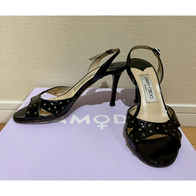 JIMMY CHOO(ジミーチュウ)の【美品】JIMMY CHOOジミーチュウ スタッズ ハトメ エナメル サンダル黒 レディースの靴/シューズ(サンダル)の商品写真