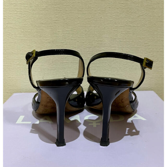 JIMMY CHOO(ジミーチュウ)の【美品】JIMMY CHOOジミーチュウ スタッズ ハトメ エナメル サンダル黒 レディースの靴/シューズ(サンダル)の商品写真