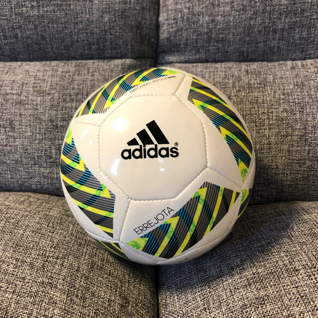 adidas(アディダス)のズバリ値引き！アディダスのサッカーボール スポーツ/アウトドアのサッカー/フットサル(ボール)の商品写真