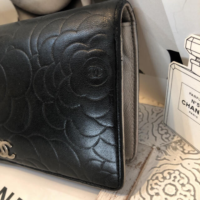 CHANEL(シャネル)の【美品❣️】シャネル　カメリアブラック　ココマーク　長財布　ラムスキン レディースのファッション小物(財布)の商品写真