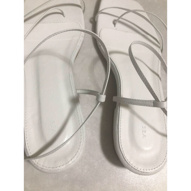 SEA(シー)のハチゼロ様専用　SEA レザー ヌーディ フラットサンダル　ホワイト レディースの靴/シューズ(サンダル)の商品写真
