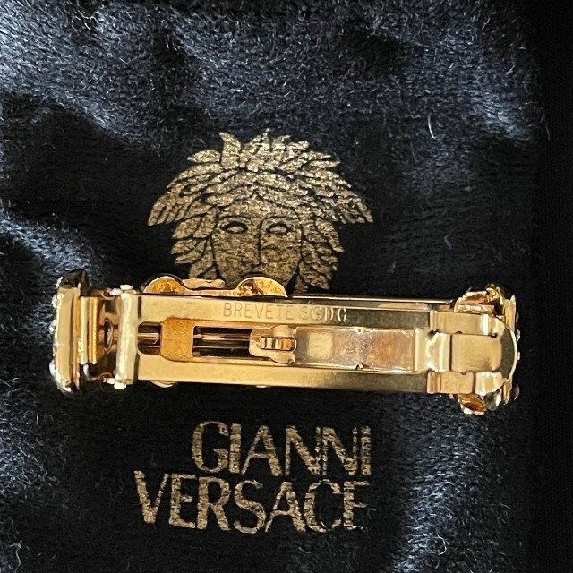 Gianni Versace(ジャンニヴェルサーチ)のジャンニ　ヴェルサーチ　メデゥーサ　バレッタ　髪留め　箱あり レディースのヘアアクセサリー(バレッタ/ヘアクリップ)の商品写真