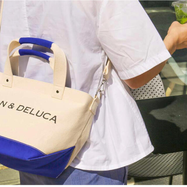 DEAN & DELUCA(ディーンアンドデルーカ)の限定　DEAN＆DELUCA キャンバストートバッグ　ブルー&ナチュラルS   レディースのバッグ(ショルダーバッグ)の商品写真