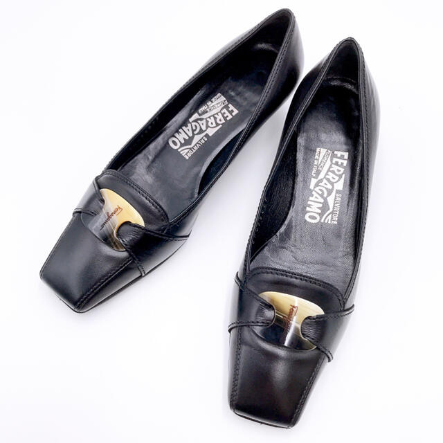 Salvatore Ferragamo(サルヴァトーレフェラガモ)のサルヴァトーレフェラガモ スクエアトゥ ブラック パンプス 22cm 美品 レディースの靴/シューズ(ハイヒール/パンプス)の商品写真