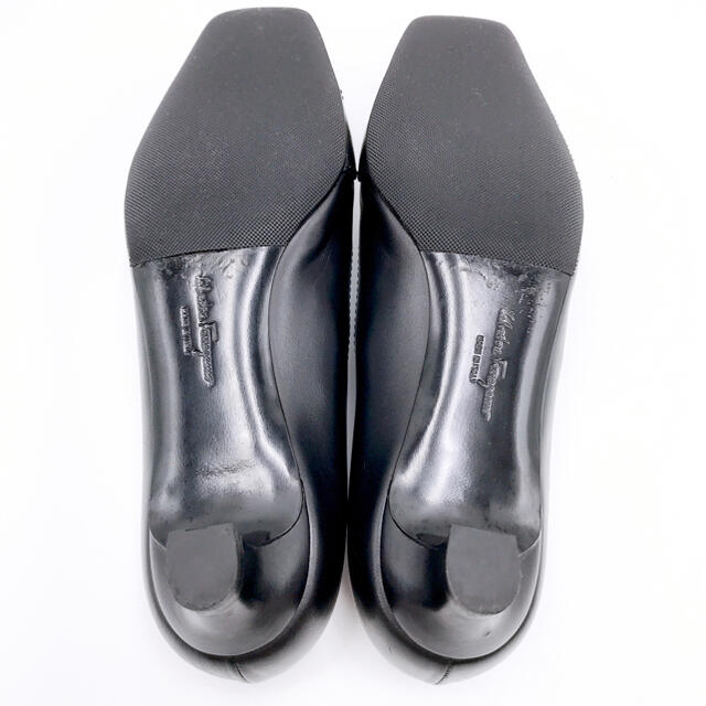 Salvatore Ferragamo(サルヴァトーレフェラガモ)のサルヴァトーレフェラガモ スクエアトゥ ブラック パンプス 22cm 美品 レディースの靴/シューズ(ハイヒール/パンプス)の商品写真