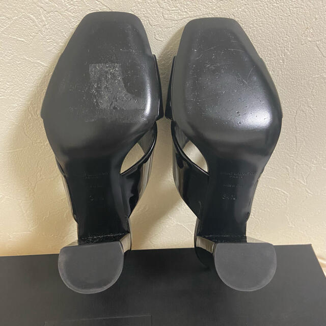 Saint Laurent(サンローラン)の新品未使用 YSL サンダル エナメル 21.5センチ レディースの靴/シューズ(ハイヒール/パンプス)の商品写真