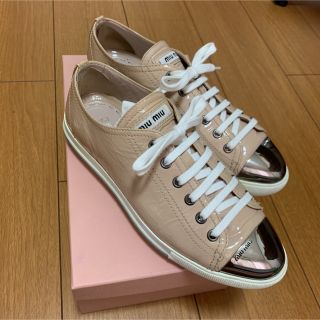 ミュウミュウ(miumiu)のmiumiu メタルトゥエナメルスニーカー(スニーカー)