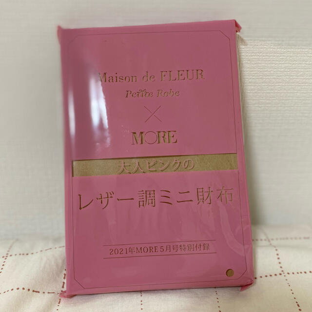 Maison de FLEUR(メゾンドフルール)の【お値下げ】　MORE  モア ５月号付録　大人ピンクのレザー調ミニ財布 レディースのファッション小物(財布)の商品写真