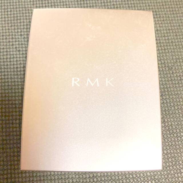 RMK(アールエムケー)の《お値下げ中》RMK シルクフィットフェイスパウダー　ケース　p01 コスメ/美容のベースメイク/化粧品(フェイスパウダー)の商品写真