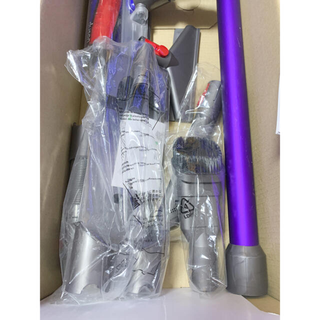 Dyson(ダイソン)のコードレス☆ダイソンv7fluffy originSV11掃除機！付属ベット付き スマホ/家電/カメラの生活家電(掃除機)の商品写真