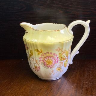 ロイヤルアルバート(ROYAL ALBERT)のイギリス　アンティーク　クリーマー  花柄　クリーム色(食器)