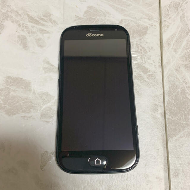 富士通(フジツウ)の○美品○らくらくスマートフォン　me F-01L ブラック　黒 スマホ/家電/カメラのスマートフォン/携帯電話(スマートフォン本体)の商品写真