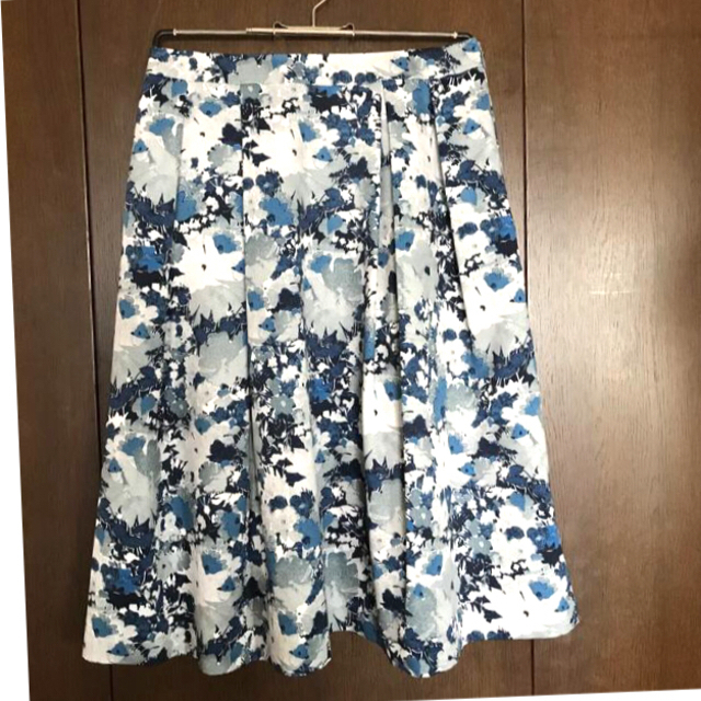 J.PRESS(ジェイプレス)のタックフレアスカート レディースのスカート(ひざ丈スカート)の商品写真