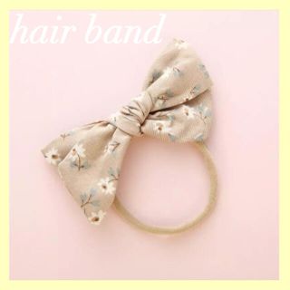 【大好評】ヘアバンド　ヘアアクセサリー  リボン　ベビー　キッズ　花柄　ベージュ(その他)