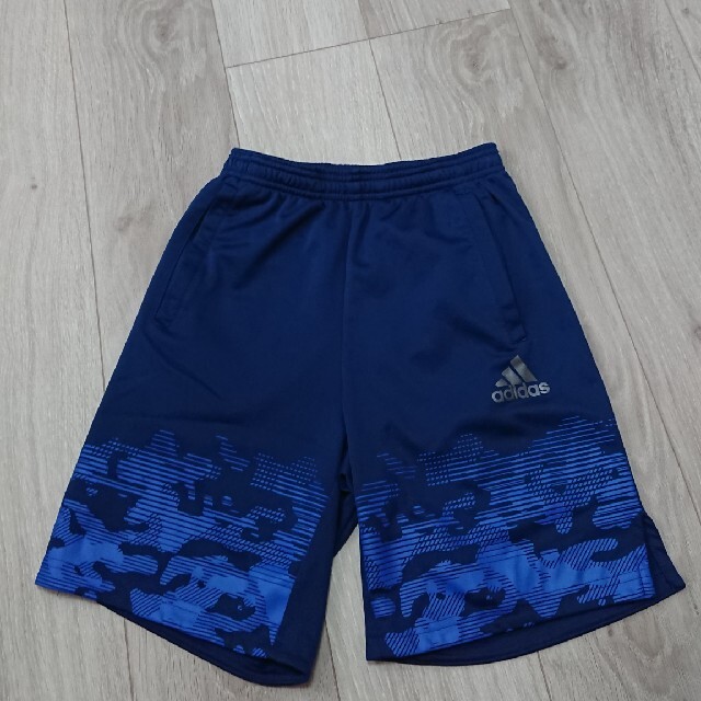 adidas(アディダス)の専用☆アディダス ハーフパンツ  130サイズ キッズ/ベビー/マタニティのキッズ服男の子用(90cm~)(パンツ/スパッツ)の商品写真