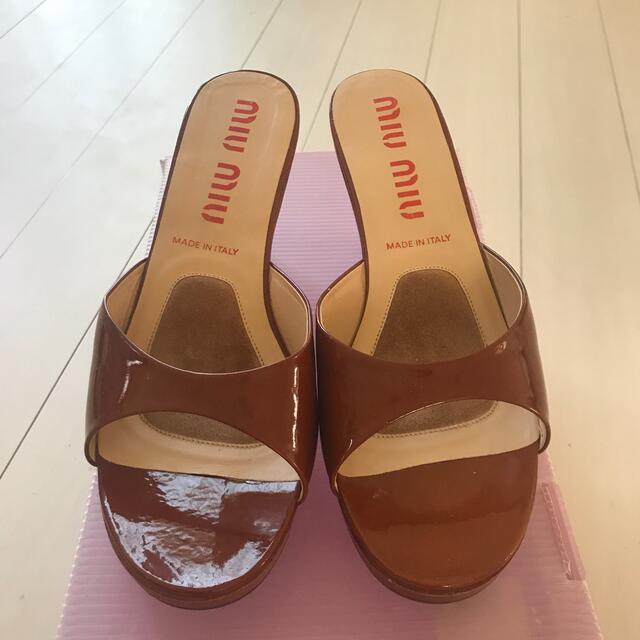 miumiu(ミュウミュウ)のMIU MIUエナメルサンダル、38.5 レディースの靴/シューズ(サンダル)の商品写真