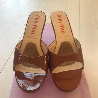 ミュウミュウ(miumiu)のMIU MIUエナメルサンダル、38.5(サンダル)