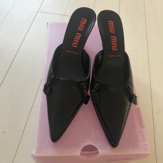 ミュウミュウ(miumiu)の〈値下げ〉MIU MIU 黒ジップミュール、38.5 新品(ミュール)