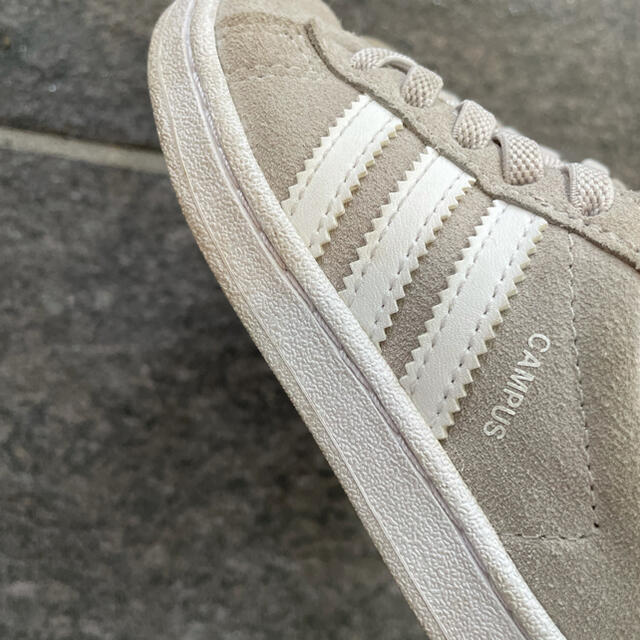 adidas(アディダス)のMI様専用　adidas キャンパス　グレー　キッズ　スウェード　13.5㎝　 キッズ/ベビー/マタニティのベビー靴/シューズ(~14cm)(スニーカー)の商品写真