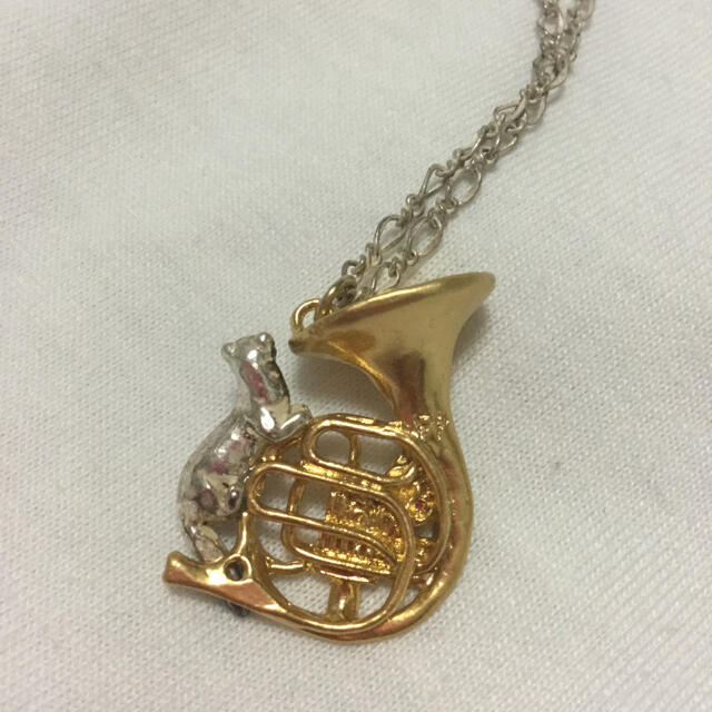 カオリノモリ(カオリノモリ)のパルナートポック　イタチと楽器のネックレス レディースのアクセサリー(ネックレス)の商品写真
