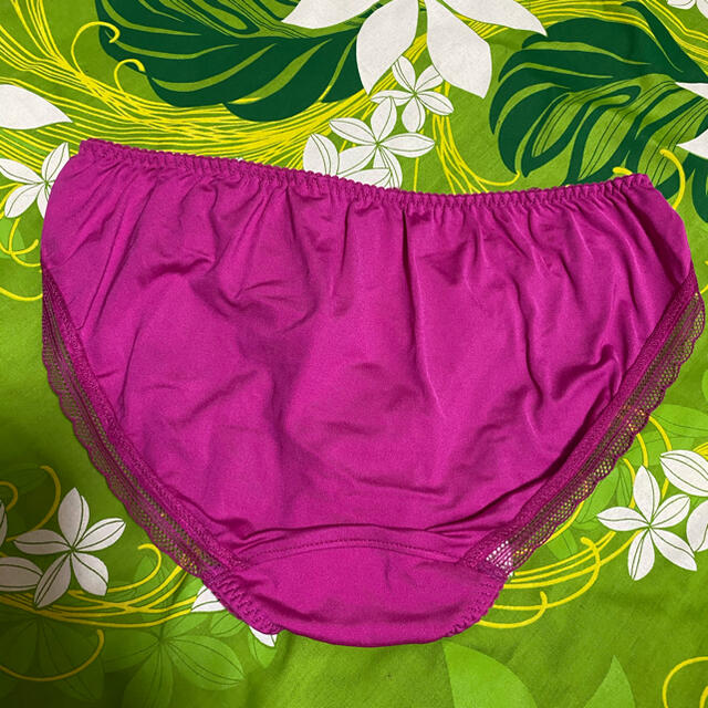 AMPHI(アンフィ)のMサイズ・Wacoal・amphi ・濃い目ピンク・ピンク系ローズ刺繍 レディースの下着/アンダーウェア(ショーツ)の商品写真