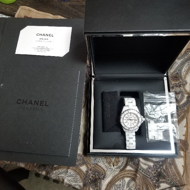 CHANEL(シャネル)のCHANEL★ホワイトセラミックJ12 レディースのファッション小物(腕時計)の商品写真