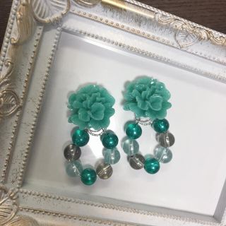 ハンドメイド アクセサリー　イヤリング 2way フラワー(グリーン)(イヤリング)